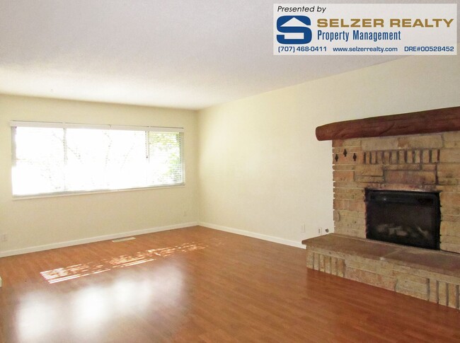 Building Photo - Roomy & well-equipped 3 bd. home located n...