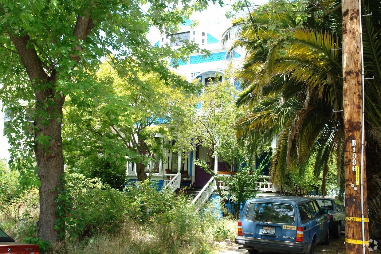 Primary Photo - 2211 Blake St
