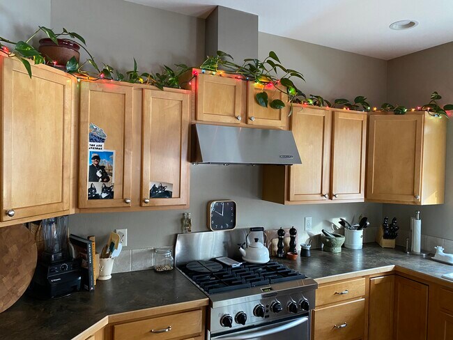 Building Photo - 3120 Hillcrest Dr