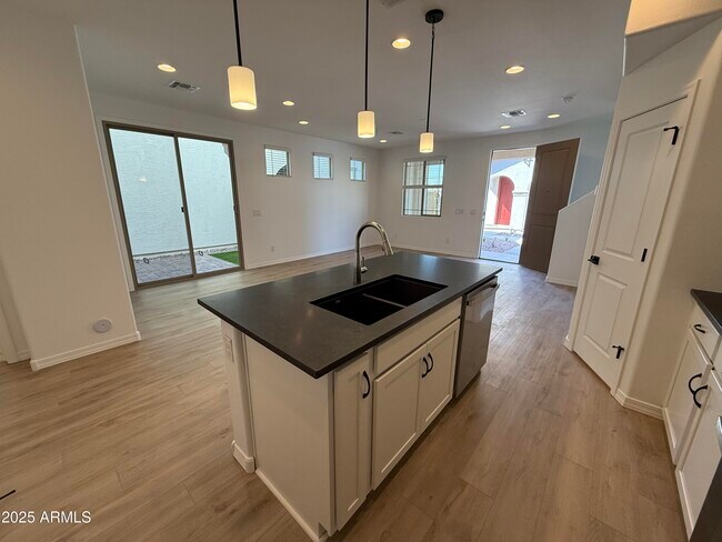 Foto del edificio - 1223 W Sparrow Dr