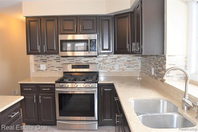 Building Photo - 5841 Ruby Dr