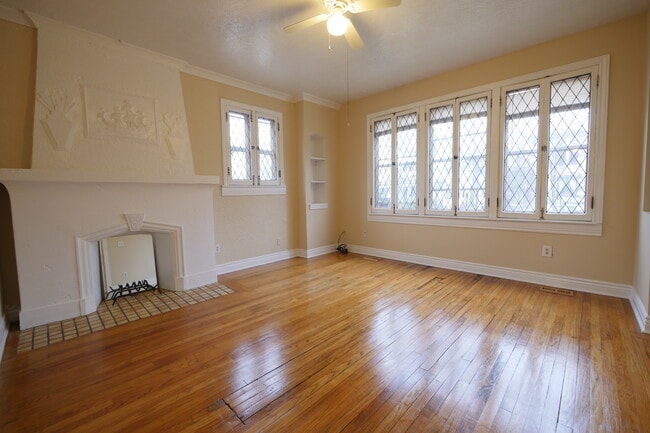 Building Photo - 229 W Walnut St