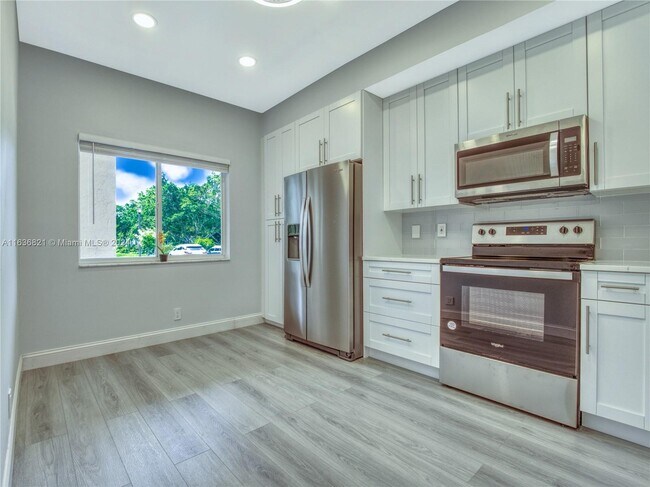 Foto del edificio - 5084 Rose Hill Dr