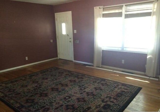 Building Photo - CLOSE TO UNR - HARDWOOD FLOORS - FENCED BA...