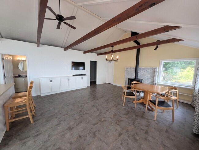 Foto del edificio - A Storybook Dream in Kingston, Available Now! Lowbank Waterfront, Beach Access, Panoramic Views &...