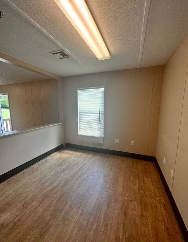Building Photo - 4 Bed/2 Bath Home