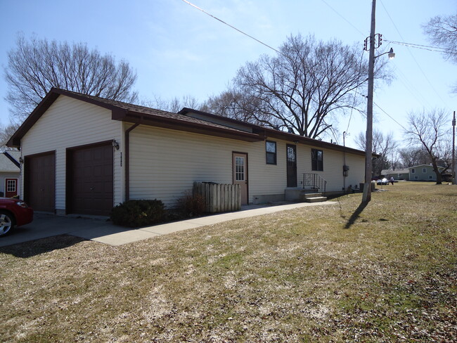 Side entry & garage - 607 E Glover St