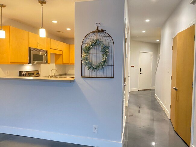 Building Photo - Trendy Downtown Condo! 2 bedroom & 1.5 bath.