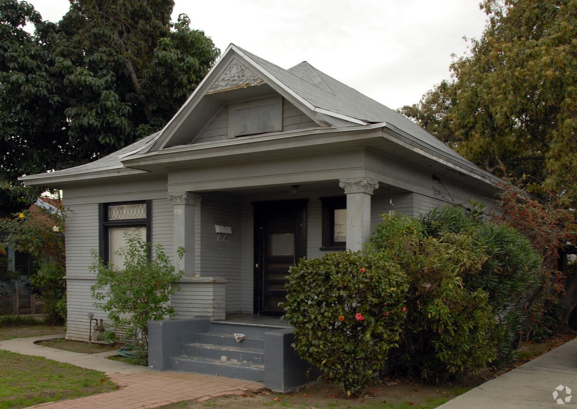Building Photo - 1044 E 54th St