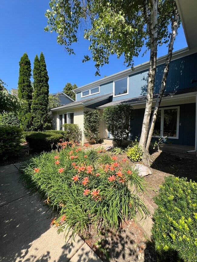 Foto del edificio - 1303 Hidden Lake Dr