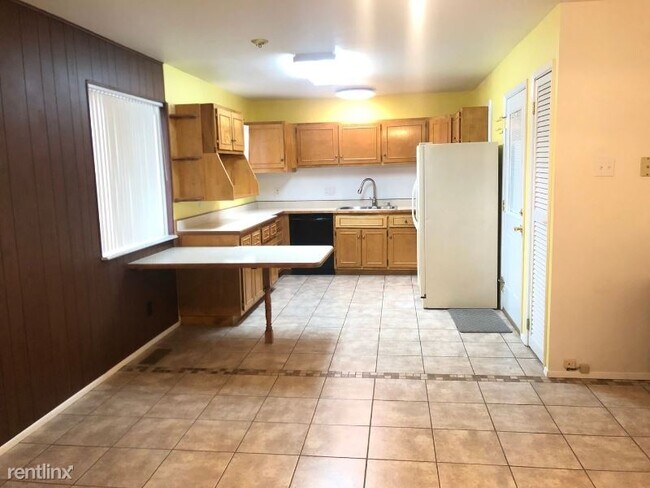 Building Photo - 3 br, 1.5 bath House - 1783 Roth Hill Dr