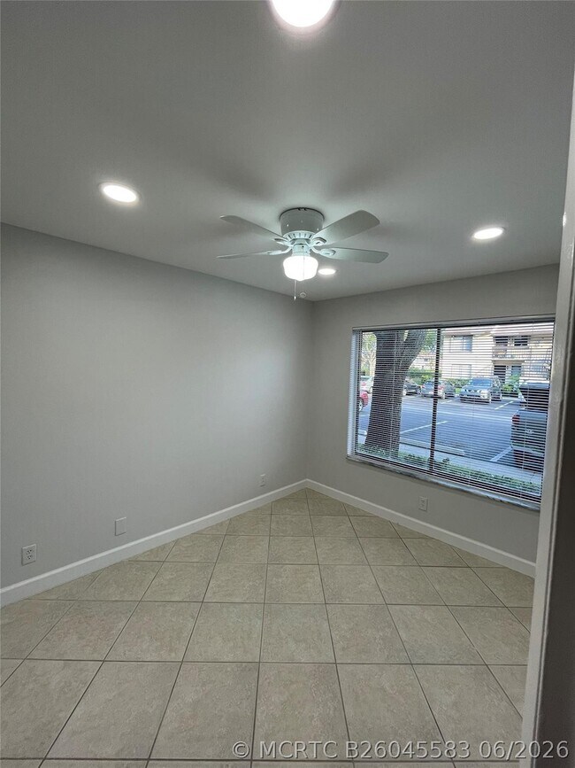 Building Photo - 6549 Somerset Dr