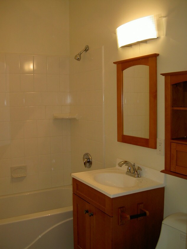 Foto principal - 412 E 38th St