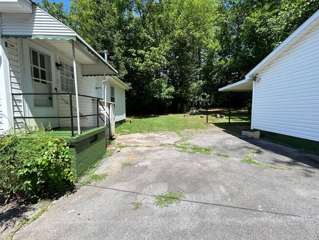 Building Photo - Cozy Cottage 2/1 House in South Rome- $995