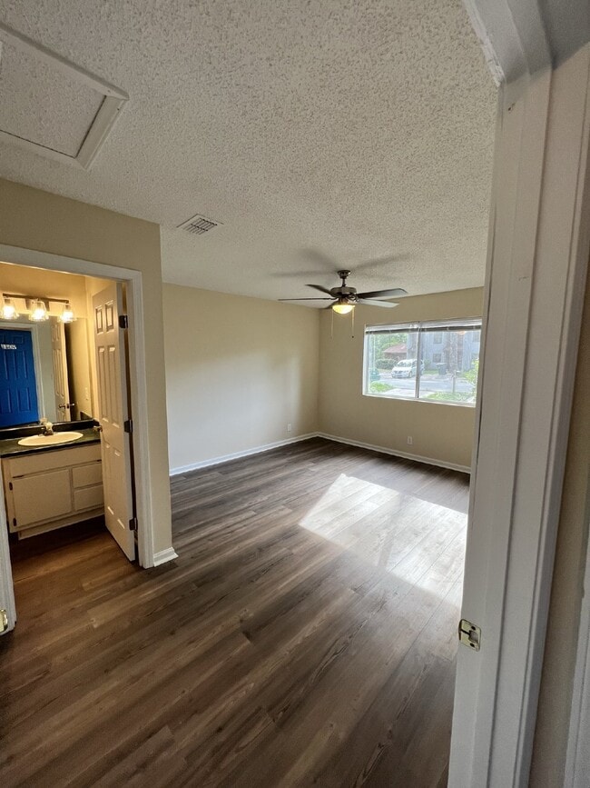 Building Photo - Apartment for Rent