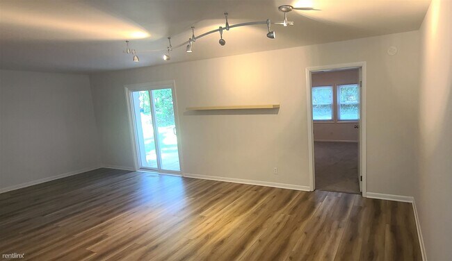 Foto del edificio - 4 br, 2 bath Duplex - 1584 Greenwood Drive...