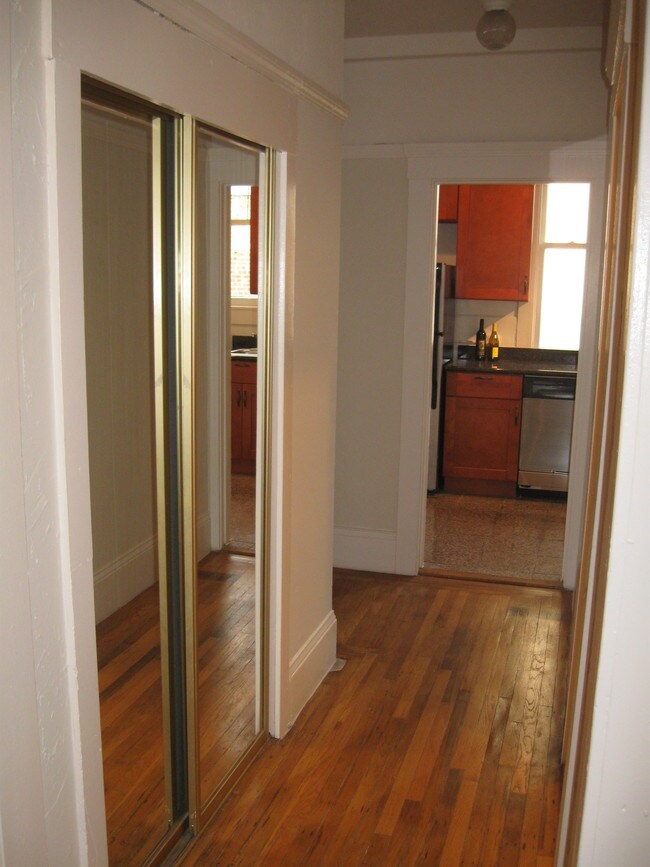 Building Photo - 555 O'Farrell St