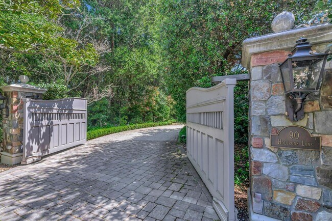 Foto del edificio - 90 Holbrook Ln