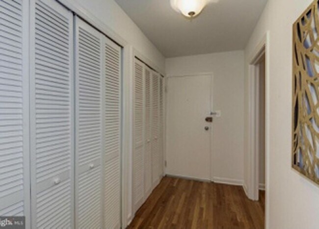 Building Photo - LARGE SUNNY 2 BEDROOM, 1 BATHROOM WITH ROO...