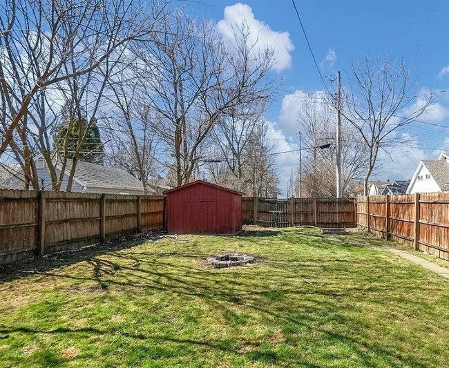 Building Photo - 2015 Rosemont Blvd