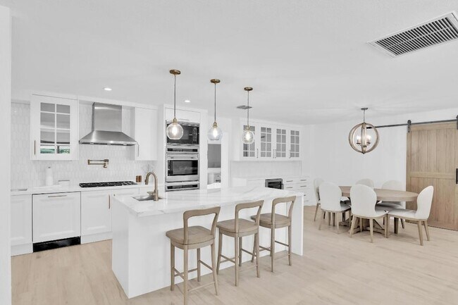 Foto del edificio - 3210 Palm Dr