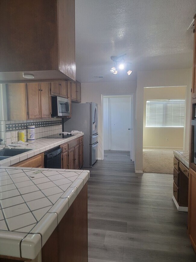 Foto del edificio - 3 Bed / 2 Bath Home with Pool, RV Parking & Private Balcony