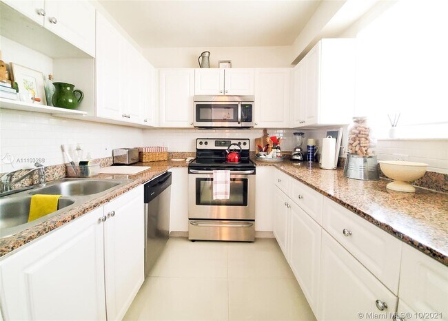 Building Photo - 7800 Collins Ave