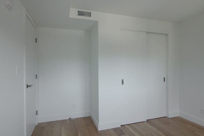 Building Photo - 3460 Rue Peel