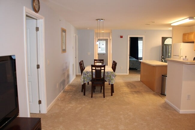 Building Photo - Funished condo located on RT1, just a short drive to the beach. Community pool