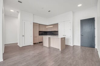 Building Photo - 88 Bathurst St