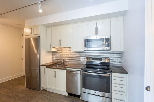 Building Photo - Bright 2 BR/1 BA Condo in Columbia Heights!