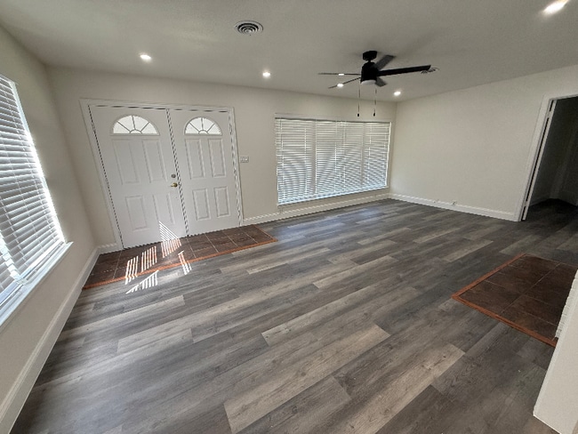 Photo - 116 W Park Row Dr House