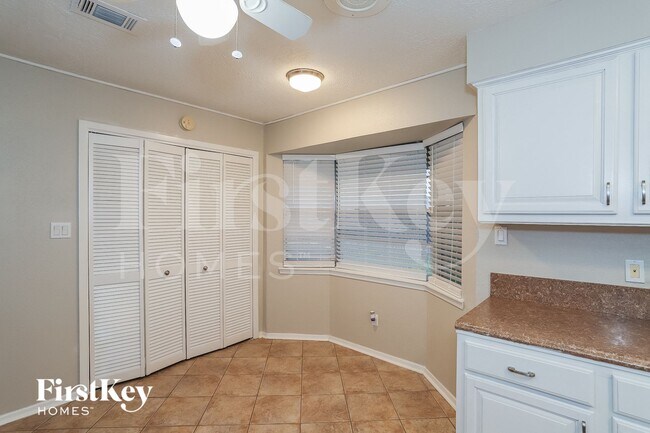 Foto del edificio - 613 W Castle Harbour Dr