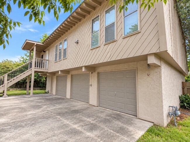 Foto del edificio - 2305 Lazy Lake Dr
