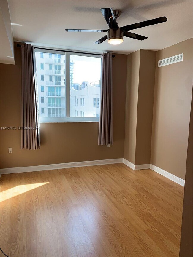 Foto del edificio - 1745 E Hallandale Beach Blvd