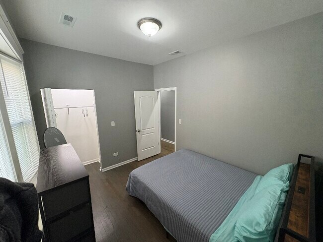 Foto del edificio - 1755 E 72nd St