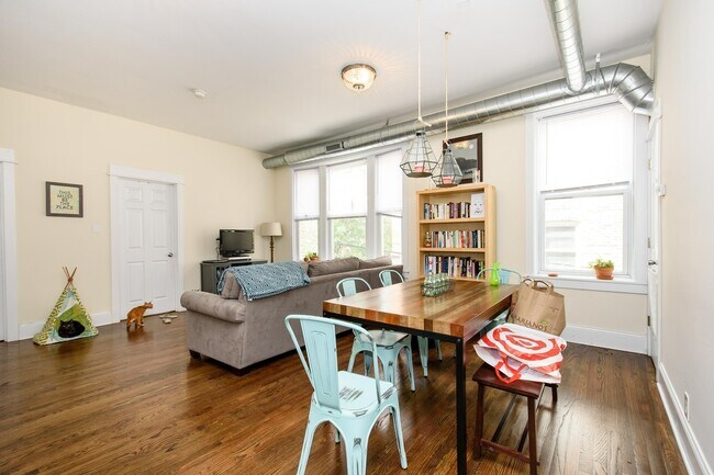 Foto del edificio - Top Floor 2bd/1bth Ukrainian Village, Avail August 1st!