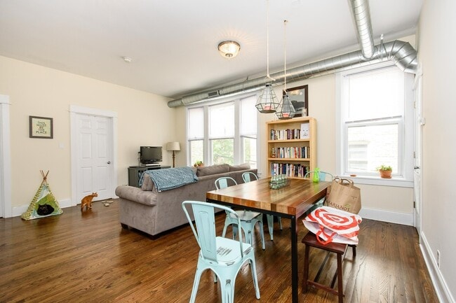 Building Photo - Top Floor 2bd/1bth Ukrainian Village, Avail August 1st!