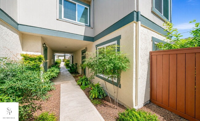 Foto del edificio - Charming 2-Bed Townhouse with Fireplace in Prime CA Location!