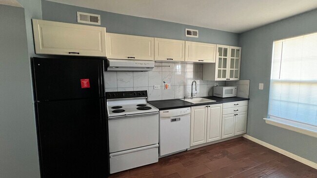 Foto del edificio - 9250 E Girard Ave