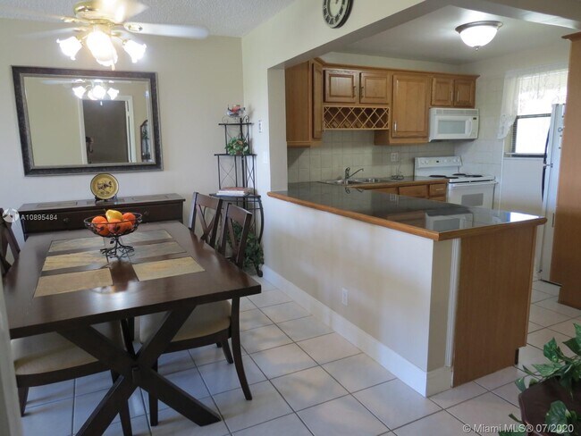 Building Photo - 2322 S Cypress Bend Dr