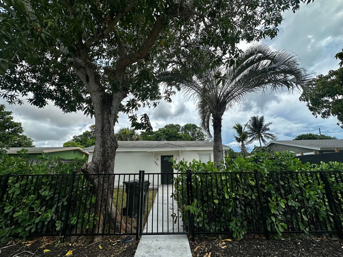 Foto principal - 421 SW 9th Ct