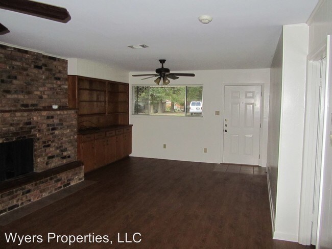 Building Photo - 110 E Fairlane Dr