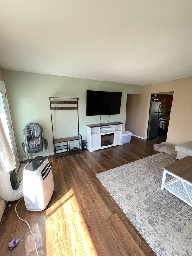 Building Photo - AVAILABLE AUGUST 15th! - 3 bed 2 bath home!