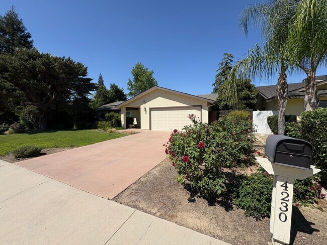 Foto del edificio - Beautiful Home with solar Rent Ready!