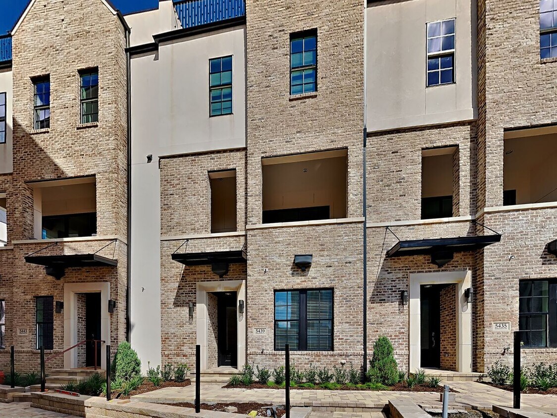 Foto principal - COMING SOON! Exquisite 3 bedroom, 3.5 bath...