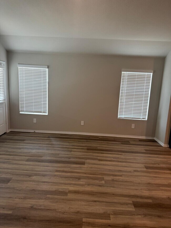 Foto del edificio - 1504 Tin Roof Rd