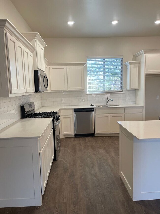 Building Photo - 3 bedroom with 2.5 bath in The Enclave