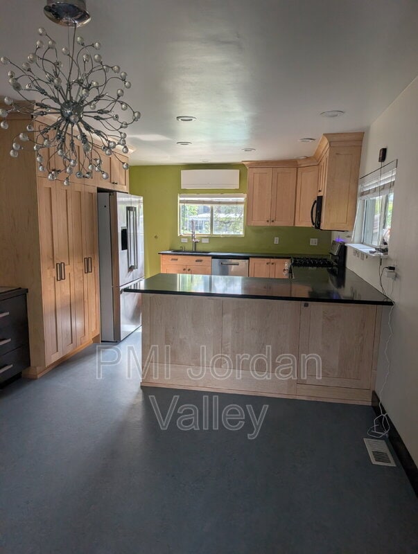 Building Photo - 2511 S 800 E