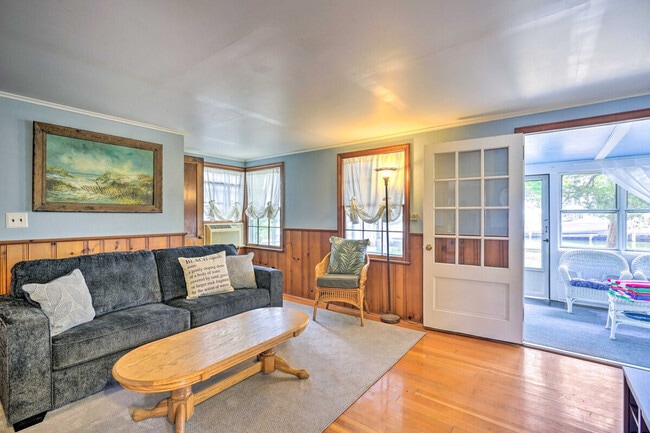 Building Photo - 1632 Center St